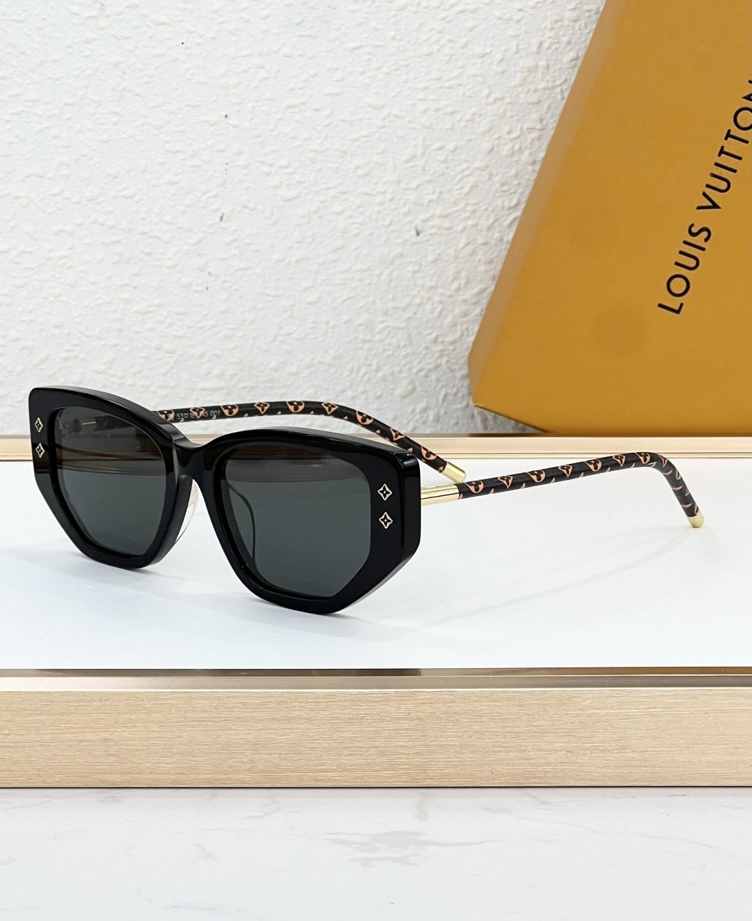 Louis Vuitton Glasses #94